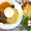 Indisches Gericht mit Reis, Currys, Fladenbrot und Salat