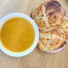 Schale mit Suppe und frischem Fladenbrot