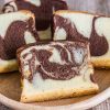 Scheiben von Marmorkuchen mit heller und dunkler Marmorierung